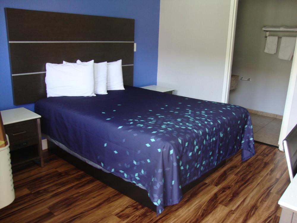 Queen Room - Non Smoking interior